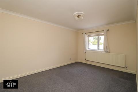 2 bedroom flat to rent, New Road