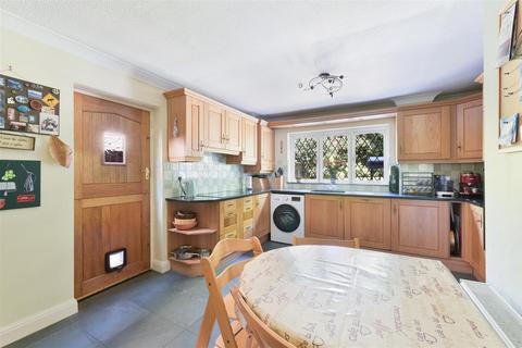 4 bedroom detached house to rent, The Dell, Tadworth