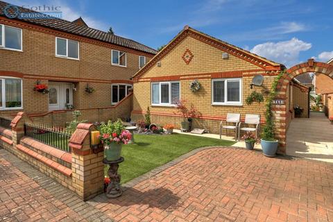 2 bedroom detached bungalow for sale, Hitchin Road, Arlesey, SG15 6RR