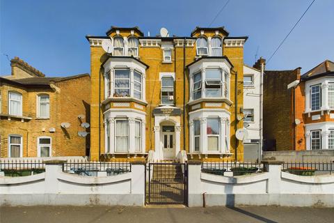 3 bedroom flat to rent, Earlham Grove, London E7