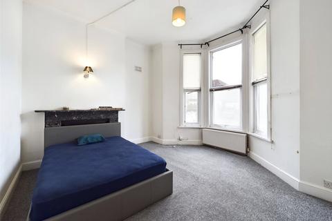 3 bedroom flat to rent, Earlham Grove, London E7