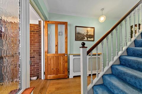 45 Buckingham Road, Richmond, TW10 7EH