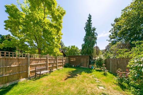 45 Buckingham Road, Richmond, TW10 7EH