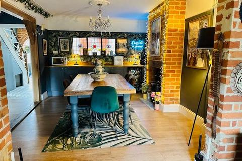 63 Cotteswold Road, Gloucester, GL4 6RH