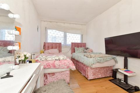 2 bedroom flat for sale, Navestock Crescent, Woodford Green, Essex