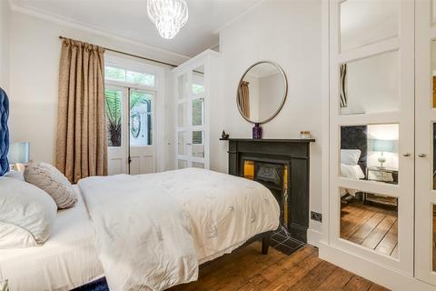 2 bedroom flat for sale, Lavenham Road, London