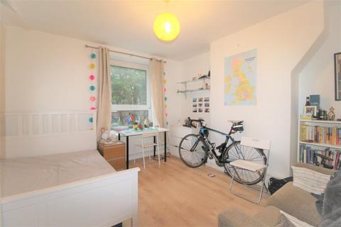 3 bedroom flat to rent, East Street, London