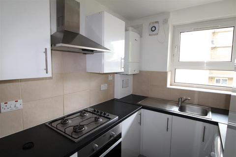 3 bedroom flat to rent, East Street, London