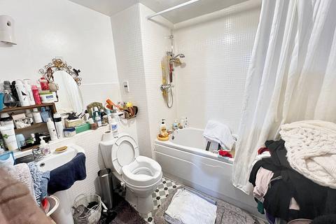 1 bedroom flat for sale, Miles Drive, London SE28