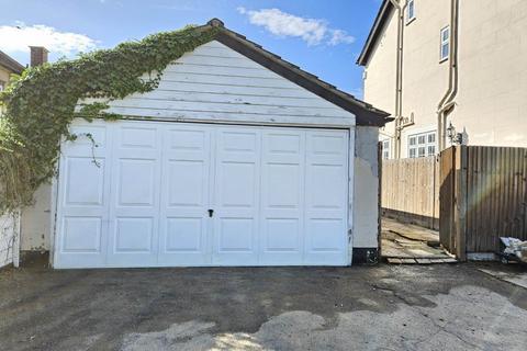 Garage to rent, London Road, Epsom