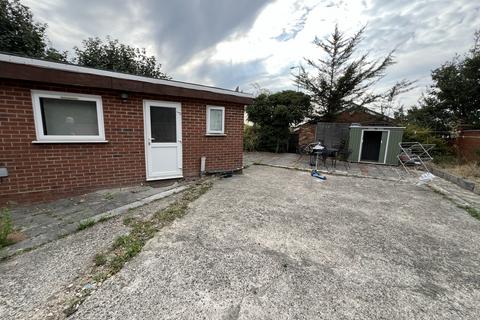 Studio to rent, North Road, Purfleet-on-Thames RM19