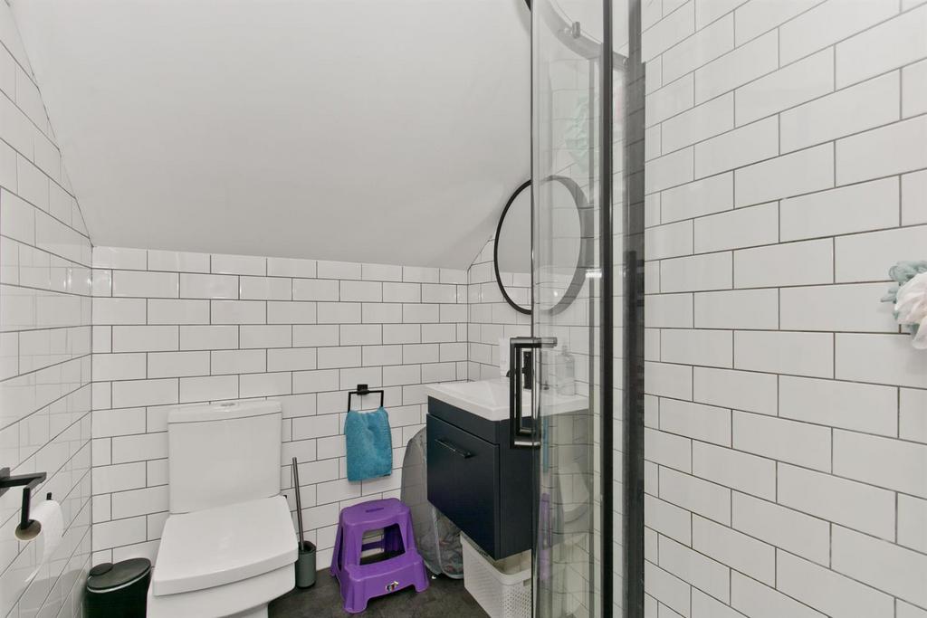 11 1st floor shower room.jpg