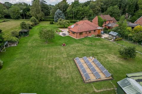 2 bedroom detached bungalow for sale, Bridge Street, Carbrooke