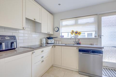 4 bedroom semi-detached house for sale, Briarwood Drive, Leigh-on-sea, SS9