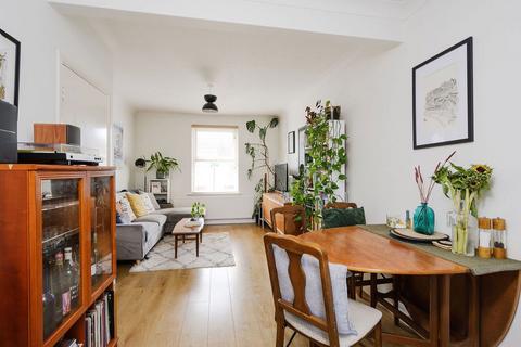 2 bedroom flat for sale, Lyveden Road, London SW17