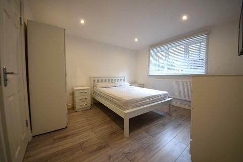 1 bedroom in a house share to rent, Andalus Road, Clapham North SW9