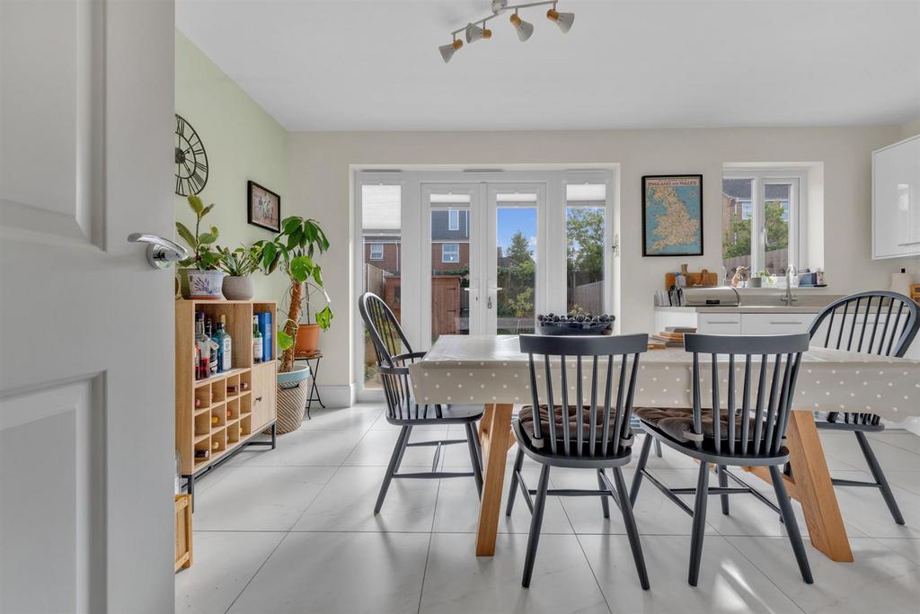 Kitchen/ Dining Room