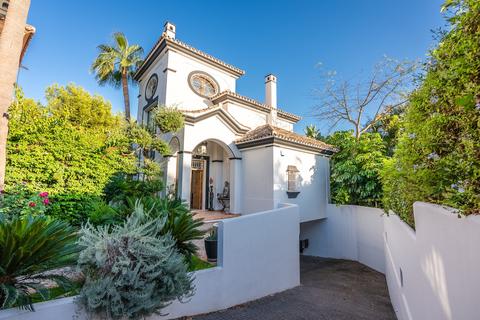 5 bedroom villa, Marbella centre