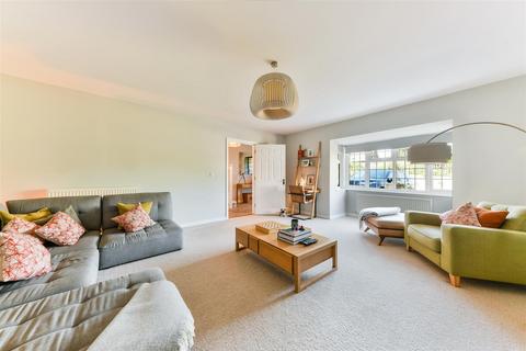 4 bedroom detached house to rent, South Tadworth Farm Close, Tadworth, Surrey