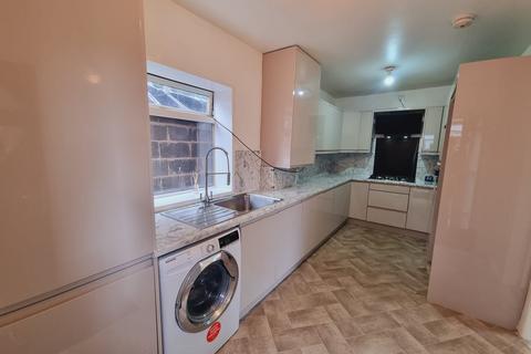 3 bedroom semi-detached house to rent, Walden Drive, Bradford, BD9