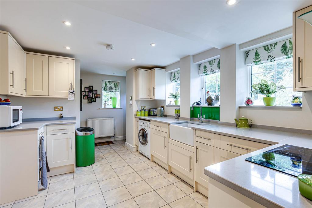 11 Kitchen.jpg