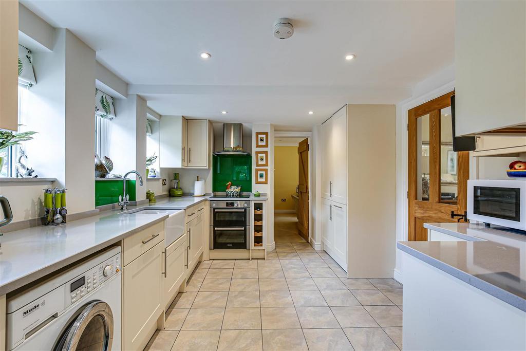 12 Kitchen.jpg