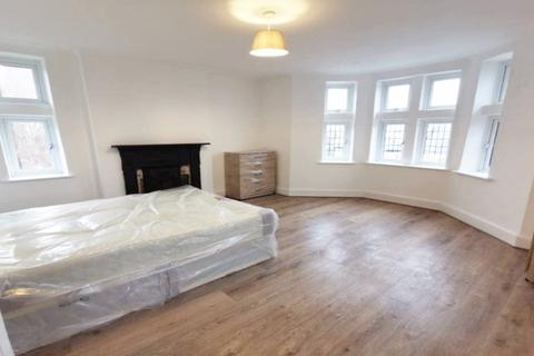 1 bedroom in a flat share to rent, Cavendish Mansions, SW12