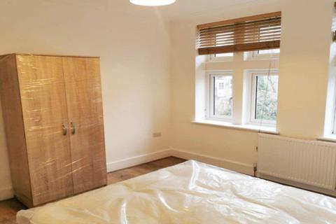 1 bedroom in a flat share to rent, Cavendish Mansions, SW12