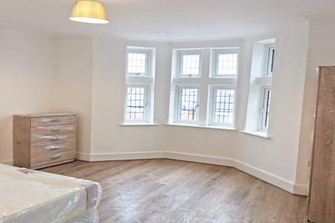 1 bedroom in a flat share to rent, Cavendish Mansions, SW12