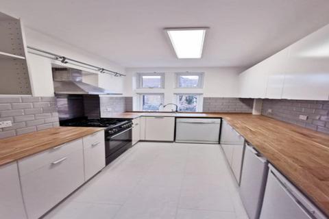 1 bedroom in a flat share to rent, Cavendish Mansions, SW12