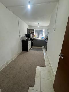 2 bedroom flat to rent, Thorncliffe Road, Southall UB2