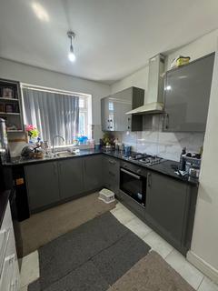 2 bedroom flat to rent, Thorncliffe Road, Southall UB2