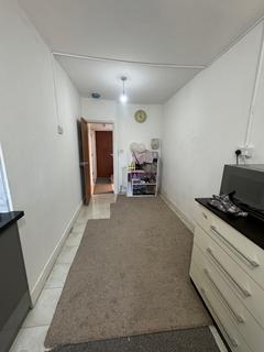 2 bedroom flat to rent, Thorncliffe Road, Southall UB2