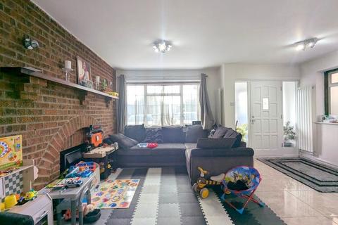 4 bedroom semi-detached house to rent, Hatton Road, Feltham, TW14