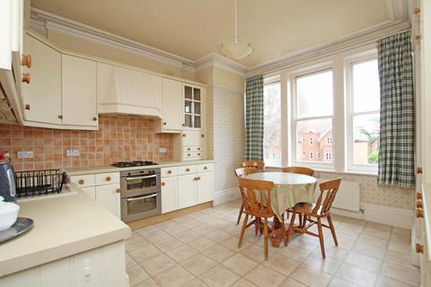 5 bedroom flat for sale, Grassington Road, Eastbourne, BN20 7BJ