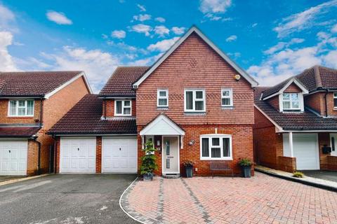 6 bedroom detached house for sale, Kestrel Close, Kingsnorth