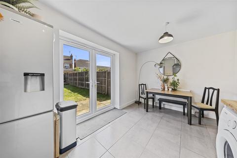 25 Blackcurrant Grove, Higham Ferrers, Rushden, NN10 8FN