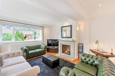 25 Axwood, Epsom, KT18 7DR