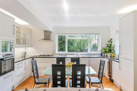 25 Axwood, Epsom, KT18 7DR