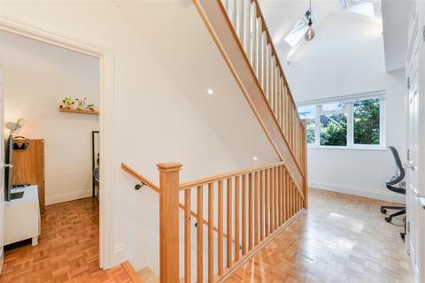 25 Axwood, Epsom, KT18 7DR