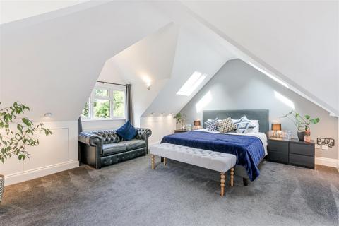 25 Axwood, Epsom, KT18 7DR