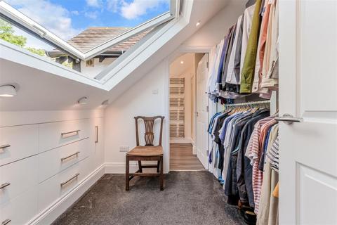25 Axwood, Epsom, KT18 7DR