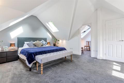 25 Axwood, Epsom, KT18 7DR