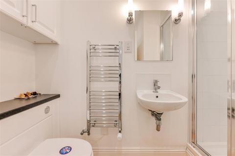 25 Axwood, Epsom, KT18 7DR