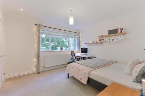 25 Axwood, Epsom, KT18 7DR