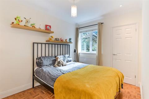 25 Axwood, Epsom, KT18 7DR