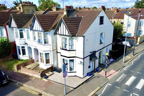 1 bedroom property for sale, Ramuz Drive, Westcliff-On-Sea