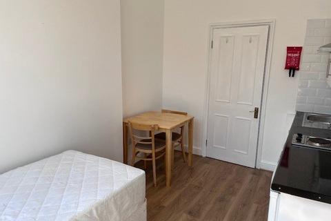 Studio to rent, Manstone Road, Kilburn NW2