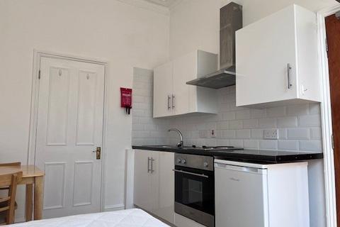 Studio to rent, Manstone Road, Kilburn NW2