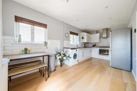 1 Judds Close, Witney, OX28 2JY